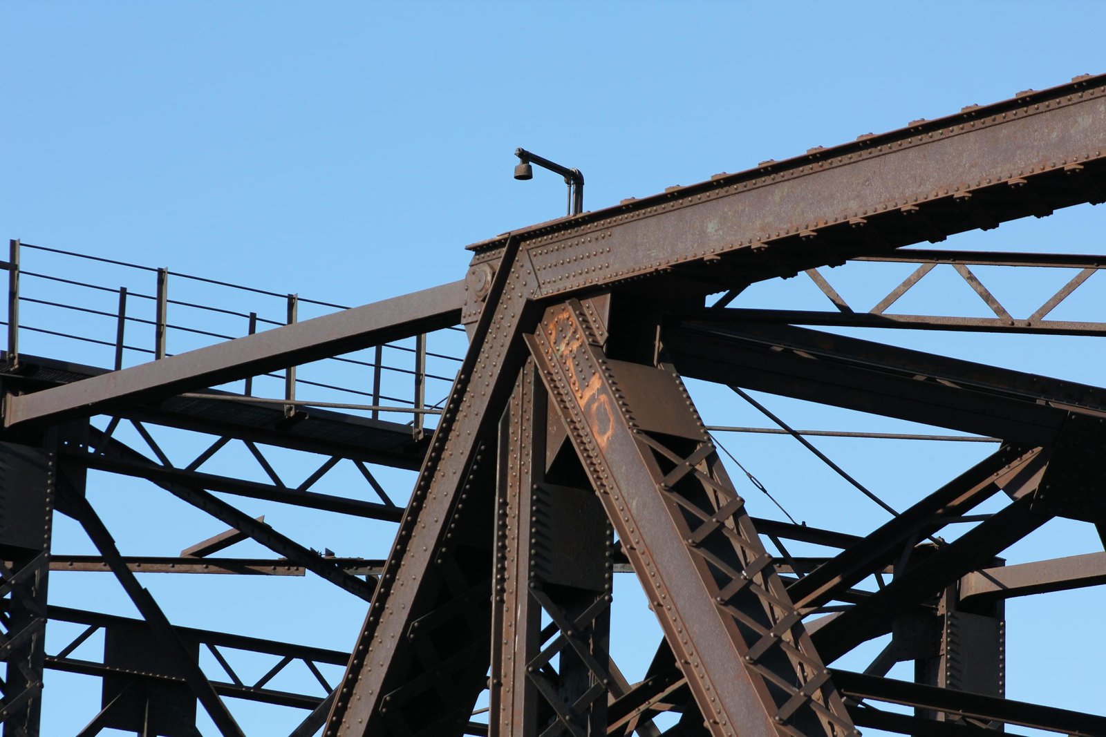 Upper angle connection at center of bridge